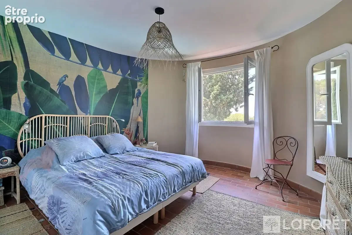 Saint-Raphaël  Villa rénovée avec vue mer, piscine et vaste terrain - photo 9