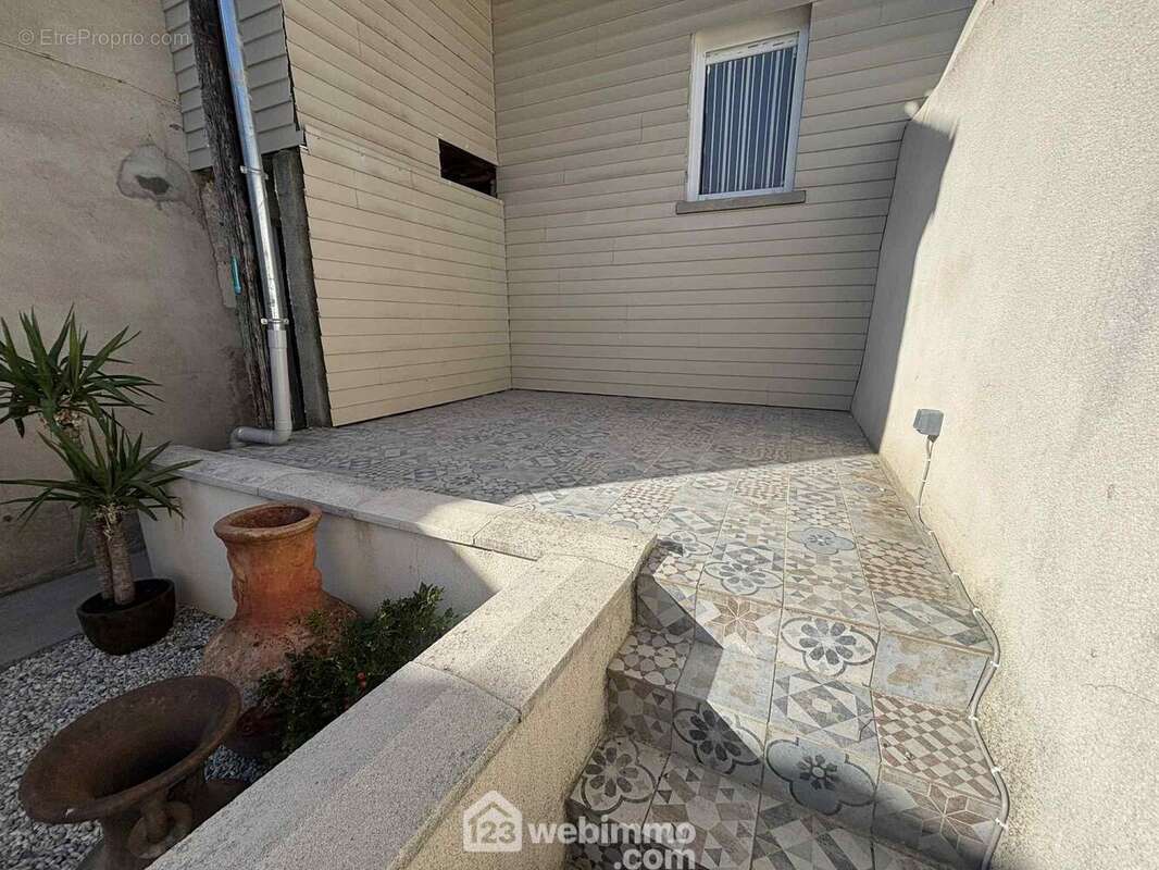 Elle bénéficie d&#039;une terrasse surélevée et carrelée, - Maison à CHATELLERAULT