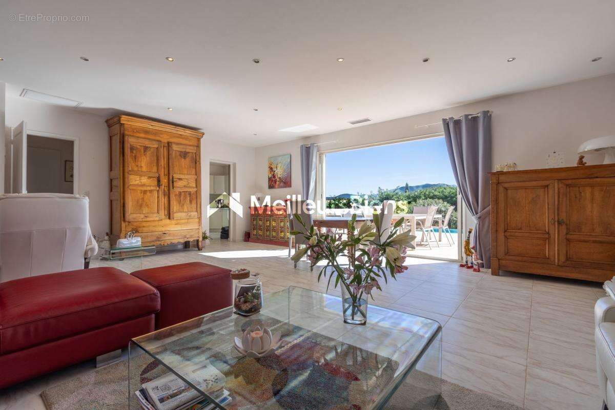 Maison à ROQUEBRUNE-SUR-ARGENS