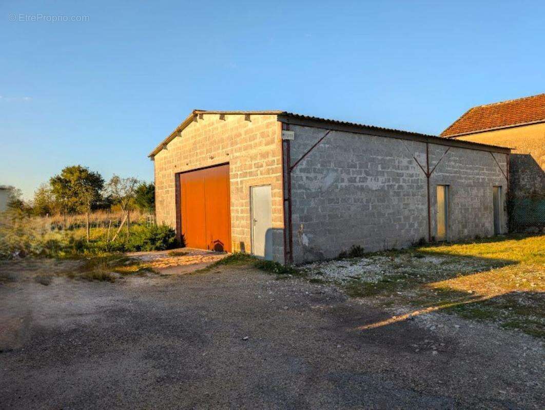 Maison à LES ARTIGUES-DE-LUSSAC