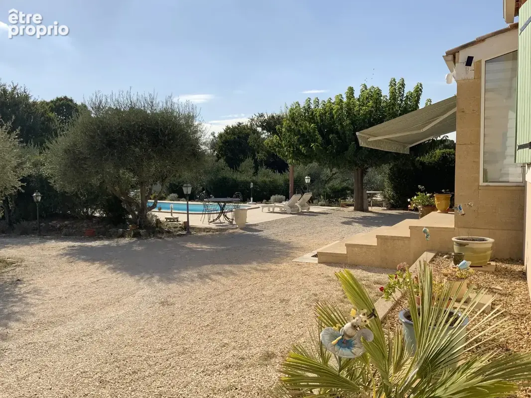 Uzès, Villa de plain pied sur terrain arboré avec piscine. - photo 5