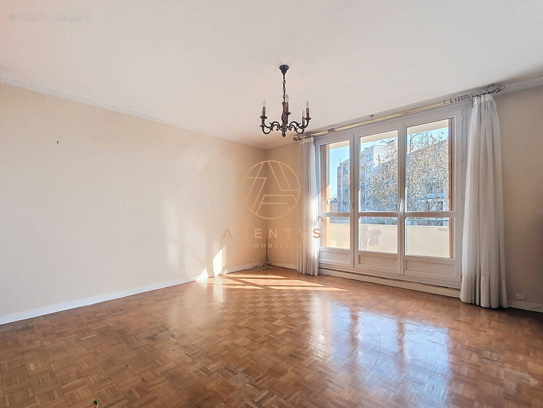 Appartement à SAINT-MAUR-DES-FOSSES