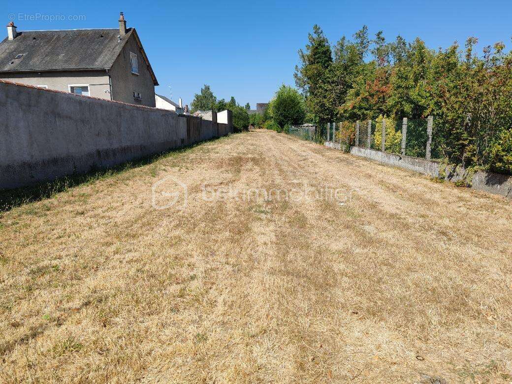 Maison de ville et grange à rénover entièrement - photo 2