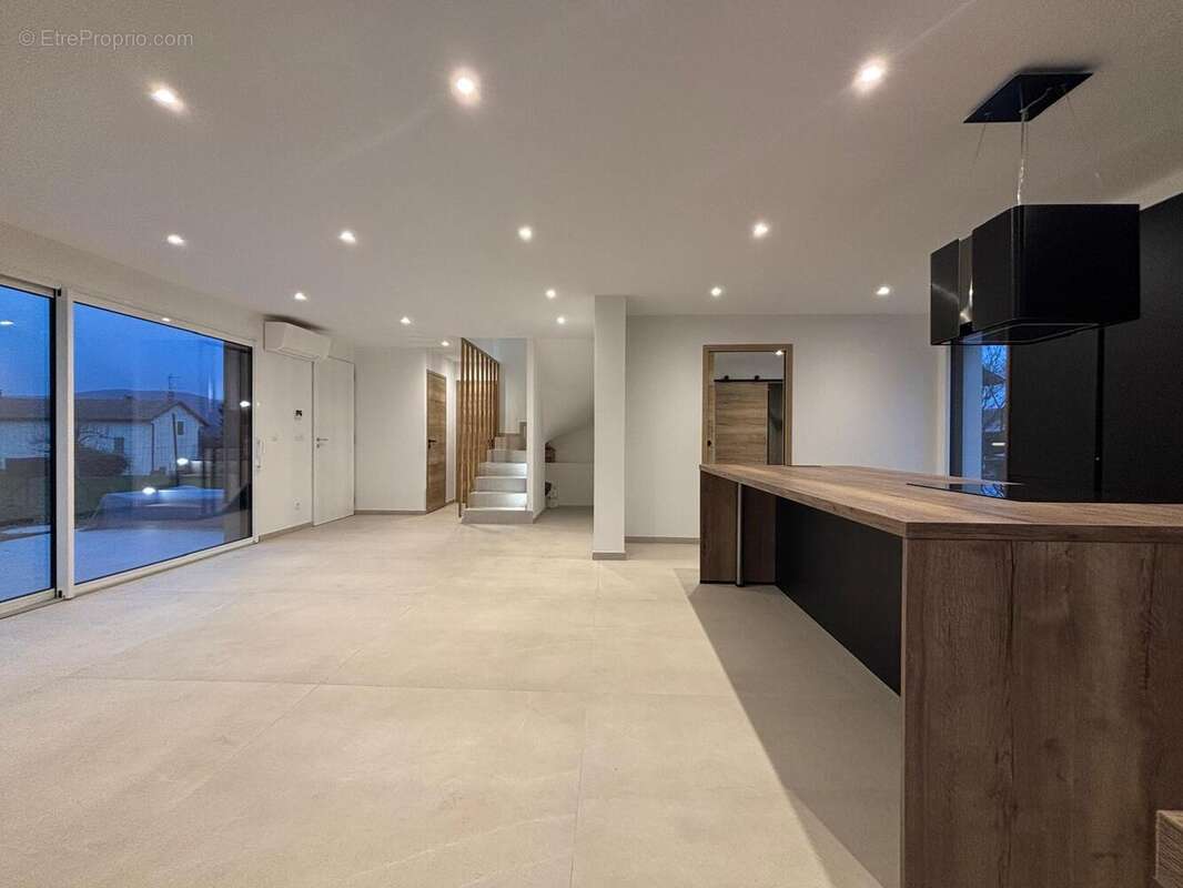 Maison à CRANVES-SALES