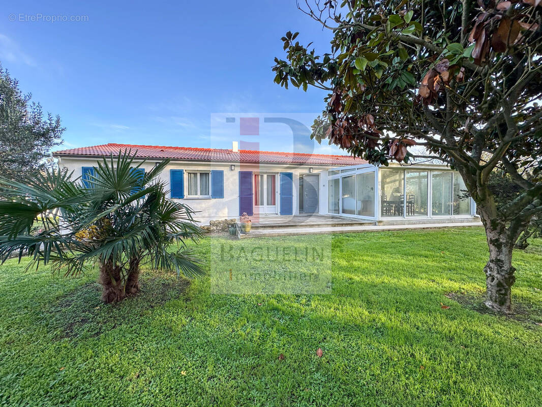 Maison à SAINT-LAURENT-DE-LA-PREE