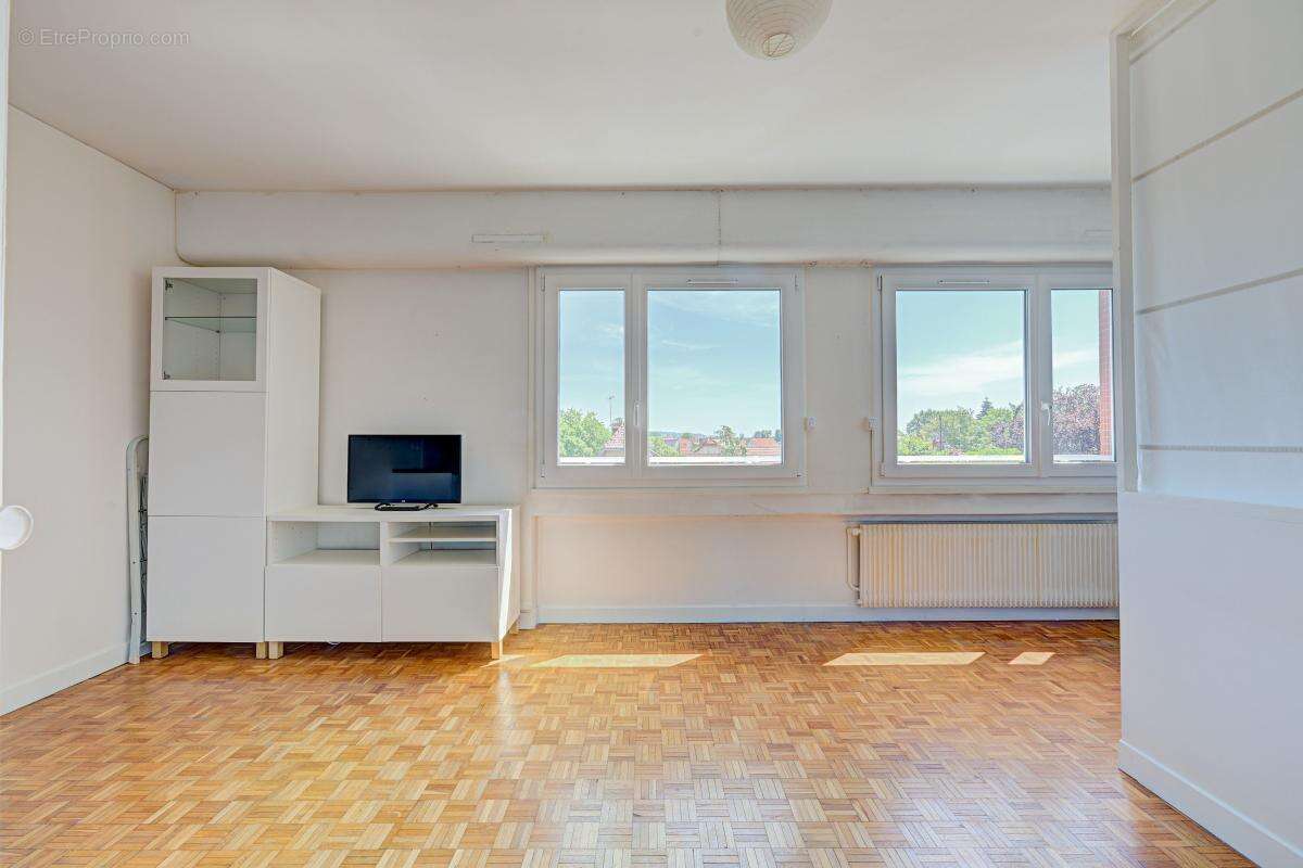 VILLEMOMBLE – À 7 à 8 minutes à pied du RER et du centre-ville, appartement de 27 m² avec cave et place de parking - photo 3