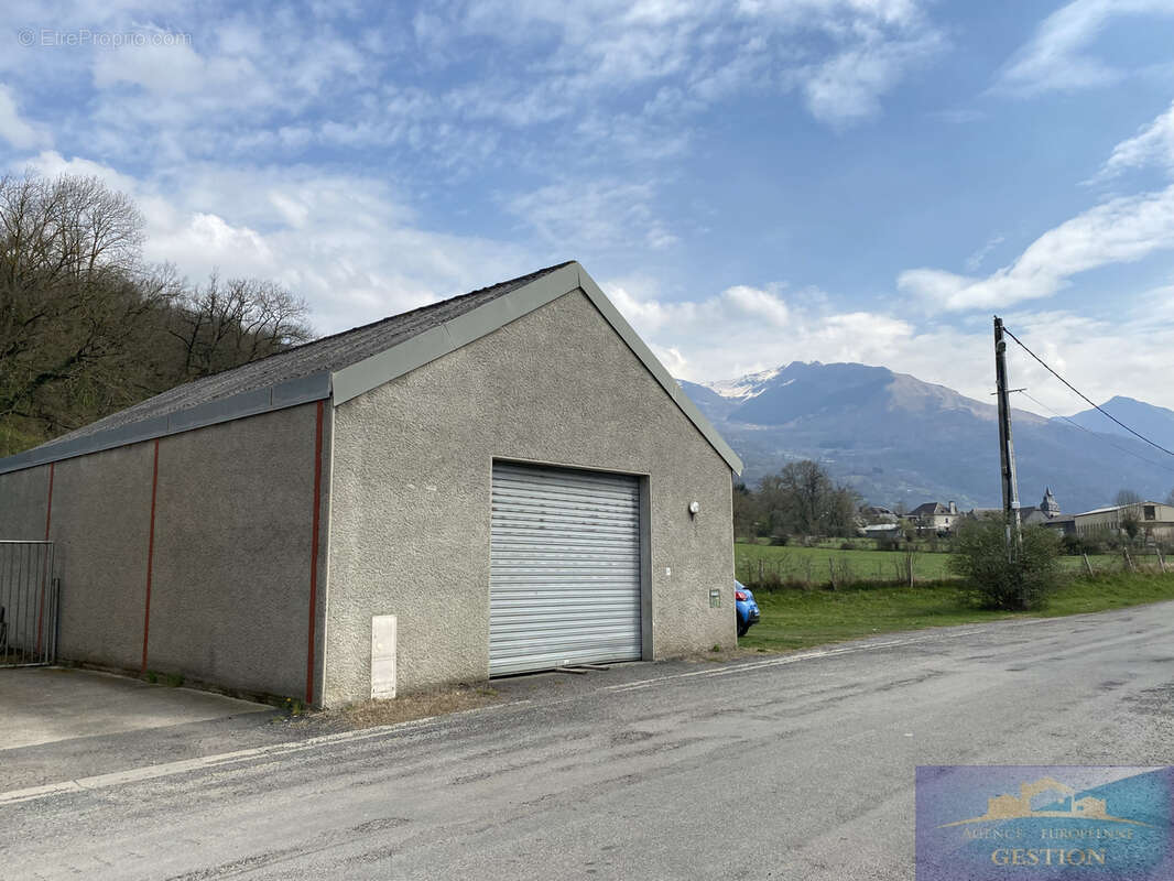 Hangar, pieces et terrain - photo 8