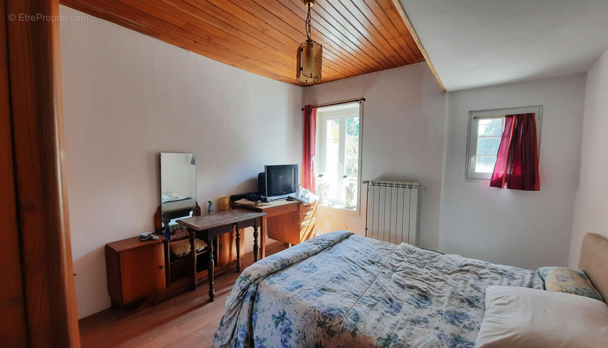 Maison de bourg  169m2, 1 760 m² de jardin)+ Local indépendant - photo 15