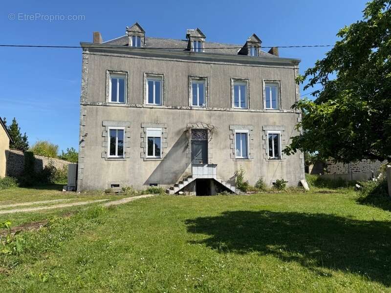 Maison à MONTSURS