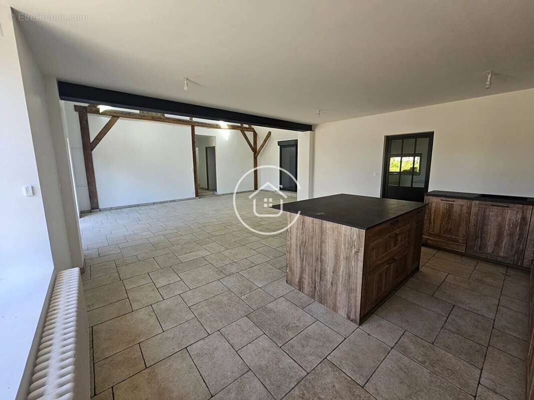 Ancienne propriété rénovée avec dépendances et vaste terrain - photo 6