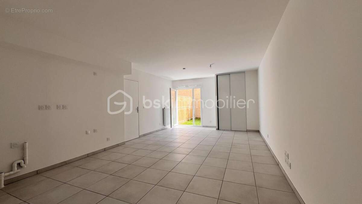 Appartement à NEYRON