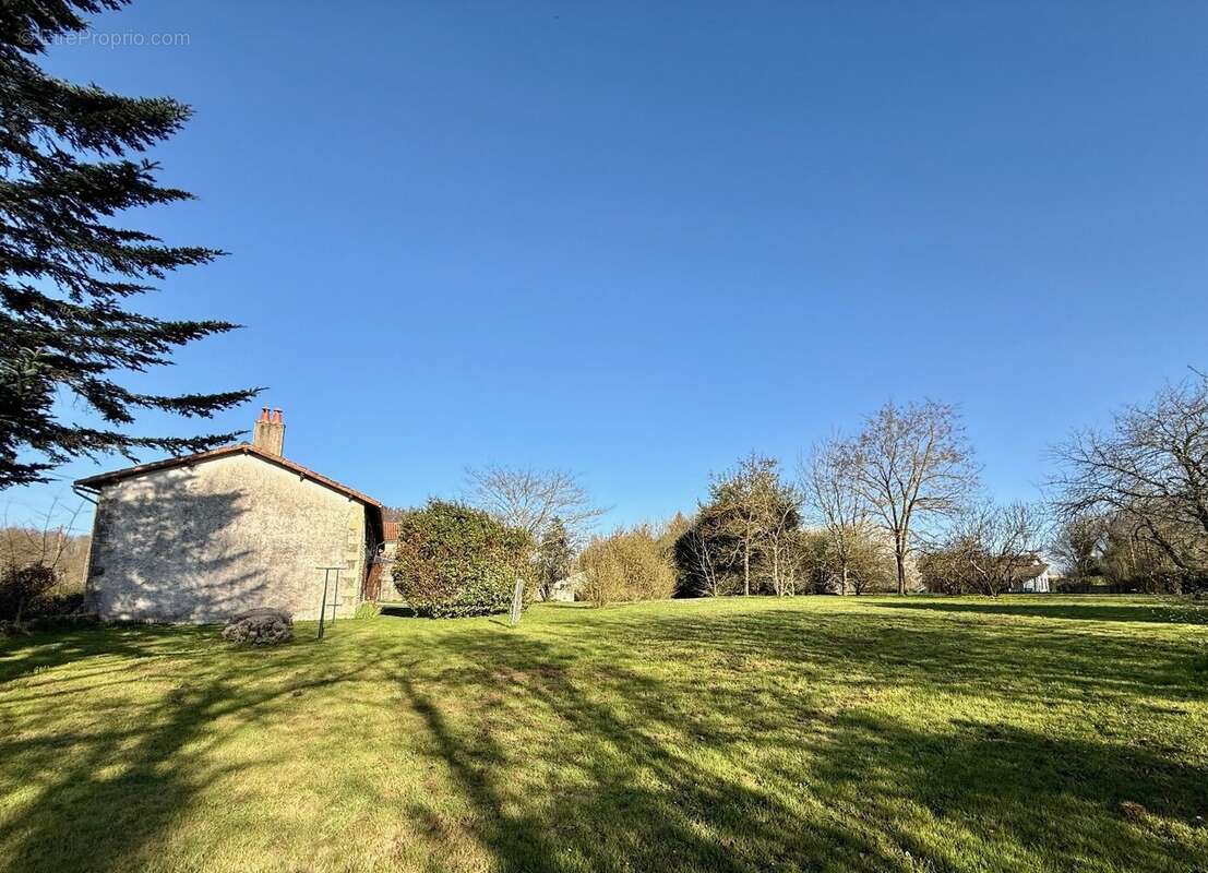 Maison à CLUSSAIS-LA-POMMERAIE