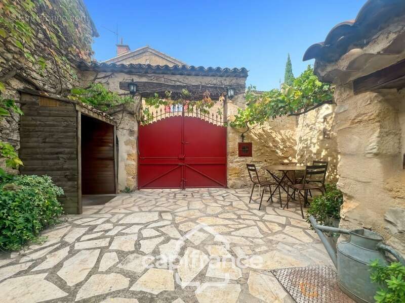 MERINDOL  MAISON DE CHARME, cour extérieure et roof top,2 chambres, 1 pièce,  1 bureau, 1 cave,  au cœur du village  A DECOUVRIR - photo 5