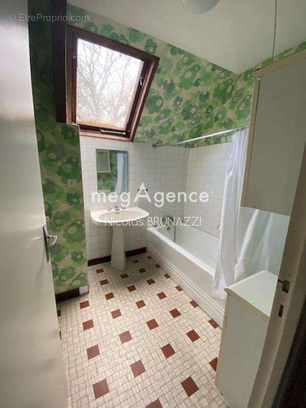 Maison à AMBRIERES-LES-VALLEES