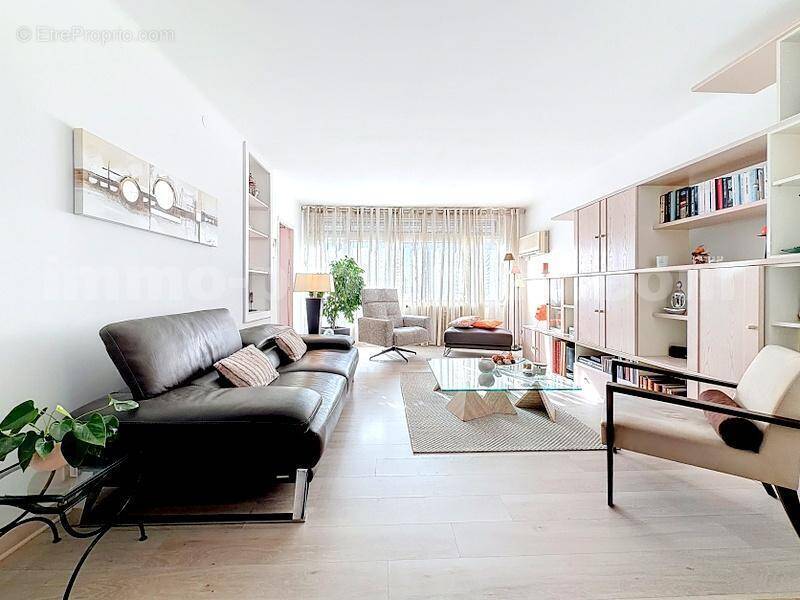 Appartement_T4_Annemasse_transformé_en_T3_Proche_Genève_Ceva_tram_Suisse_investissement_hyper_centre_Séjour_Halle - Appartement à ANNEMASSE