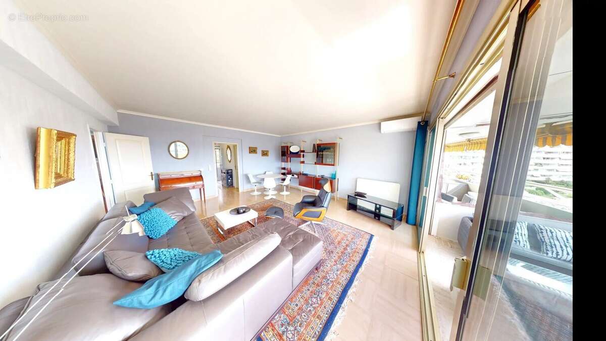 Appartement à VILLENEUVE-LOUBET