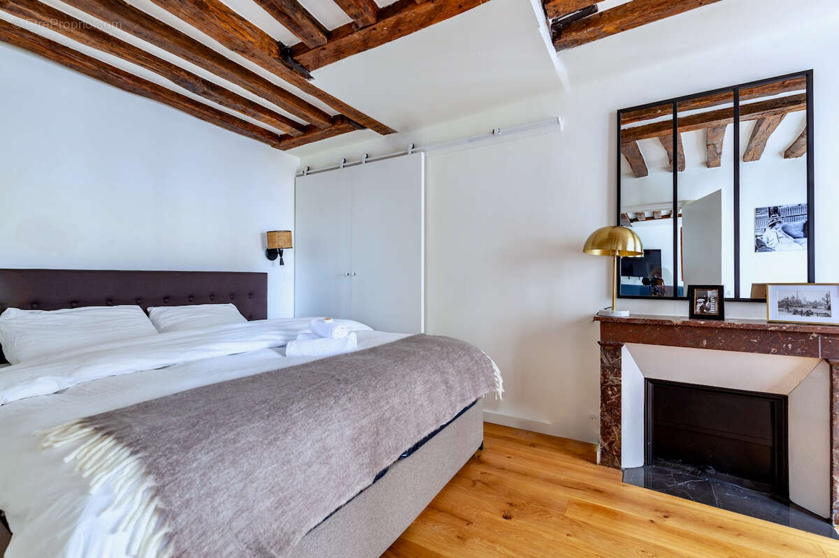 Appartement à PARIS-1E