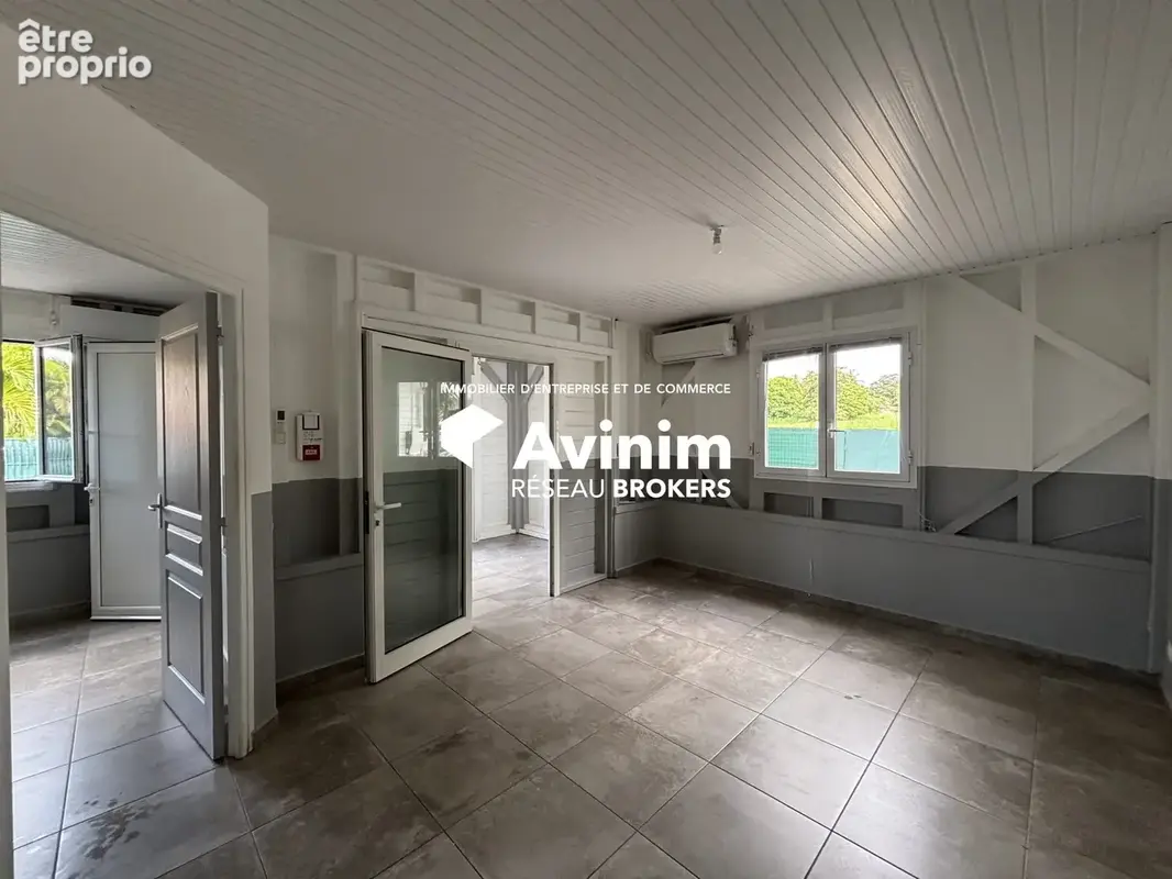 Commerce 132 m² à Baie-Mahault  - photo 5