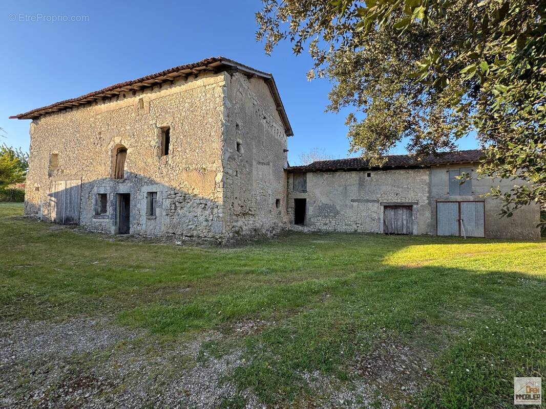 Maison à SAINT-LAURENT-DES-COMBES