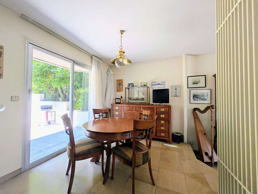 Maison d'architecte familiale de 170 m² avec jardin, terrasses et double garage dans un quartier résidentiel recherché - photo 5