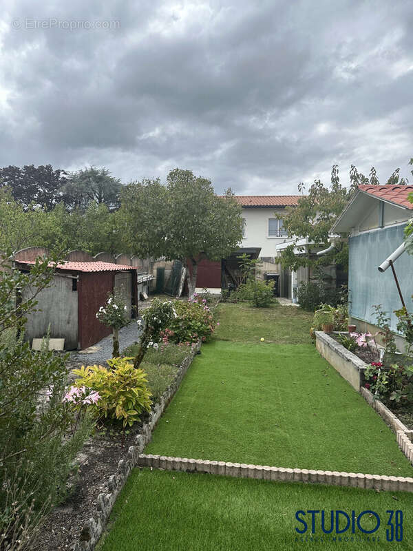 VUE SUR LE JARDIN