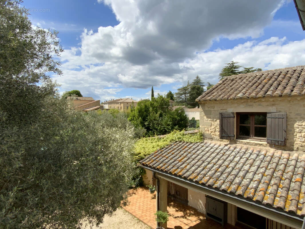Dans village avec commerces, charmante maison en pierre avec jardin et piscine. - photo 11