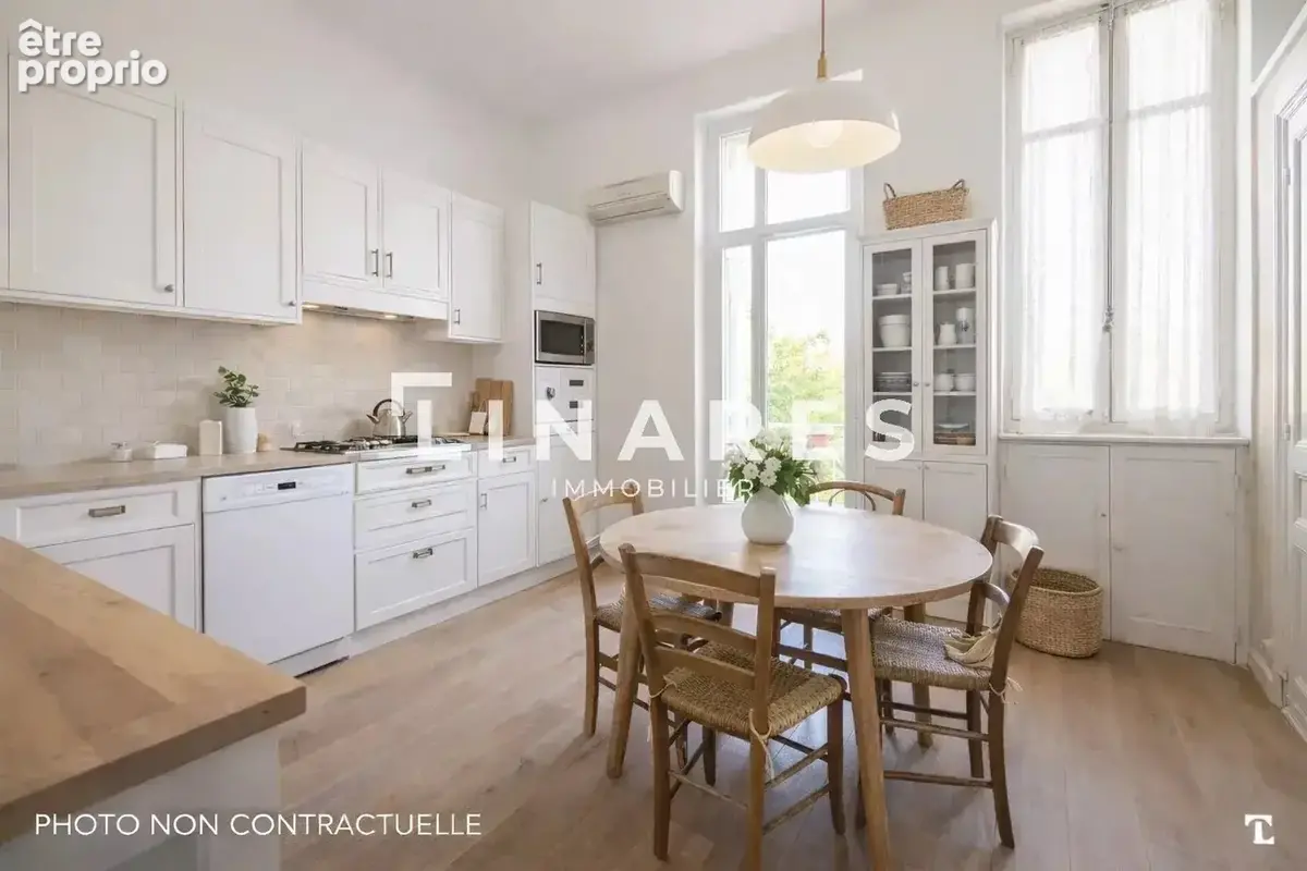 LE CHARME INTEMPOREL - Bureaux T6 de 211m2 - Balcons - 2 Caves - Chambre de bonne + Box (en sus) - 13008 - photo 12