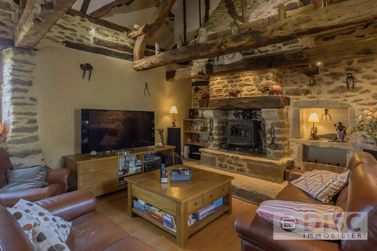 Corps de ferme rénovée avec spacieux gîte indépendant, dépendance, piscine et superbes vues. - photo 6