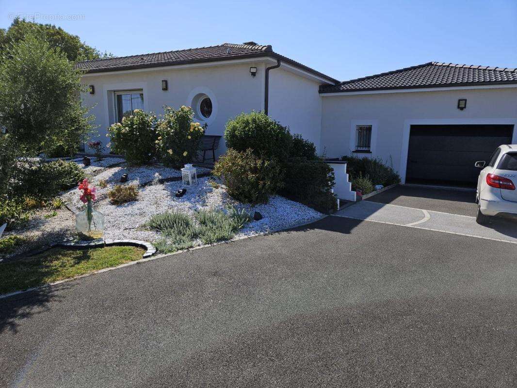Maison à LA CHAPELLE-GONAGUET