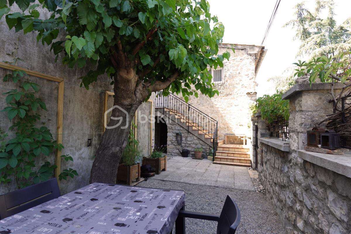 Maison de village avec cour arborée, garage et cave - photo 4