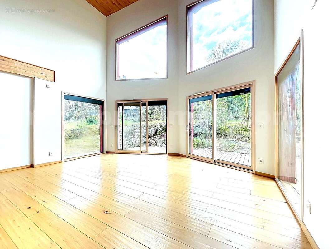 Maison_Chalet_Neuvecelle_Evian_Thonon_les_bains_proche_frontière_Suisse_Genève_villa_volume_commodité_architecte_Villa_lac_vue_leman_montagne_calme_lumineuse_véranda_ - Maison à NEUVECELLE