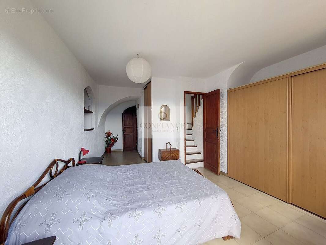 Appartement à CHATEAUNEUF-VILLEVIEILLE