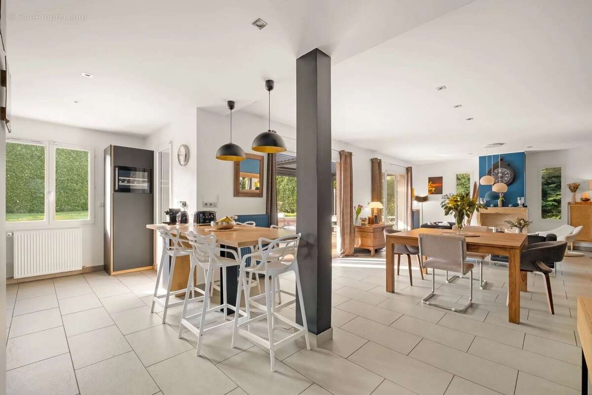 Maison à LA TOUR-DE-SALVAGNY