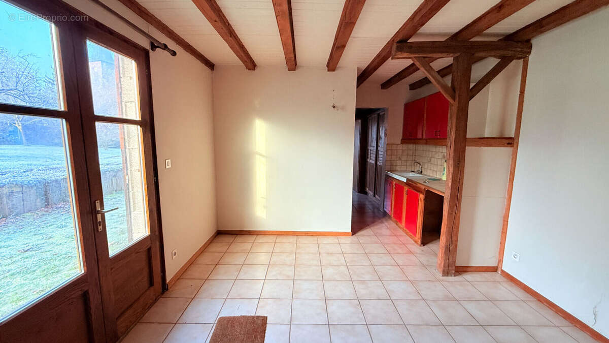 Maison à MENIL-SUR-BELVITTE