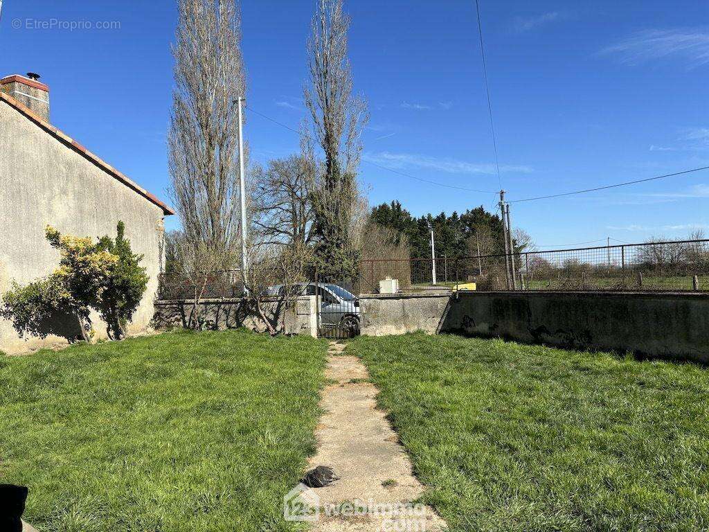 Accès par un petit jardin clos de murets en façade. - Maison à LA PUYE