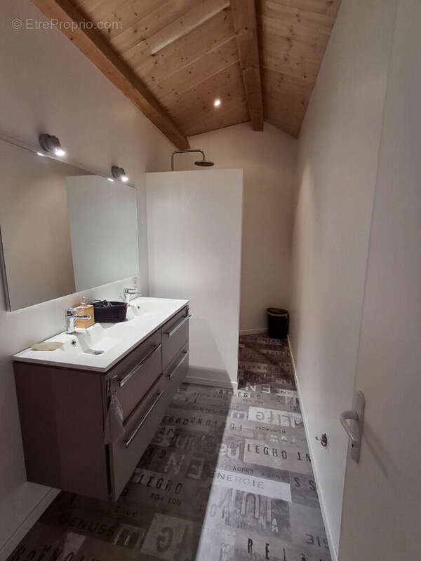 Maison à SAINT-CYR-DU-DORET