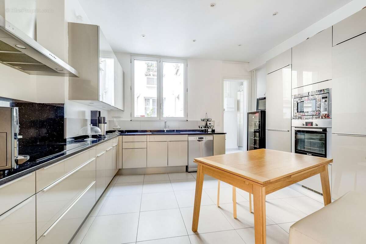 Appartement à PARIS-8E