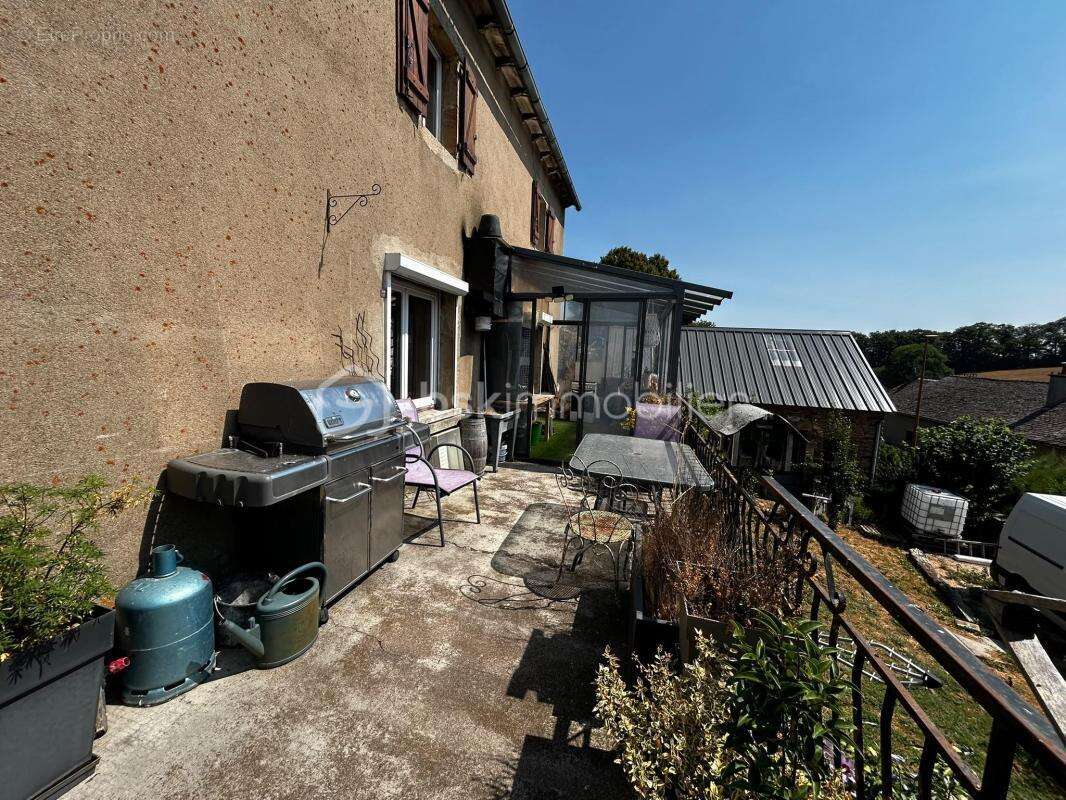 Maison de village en pierre avec 3 chambres / terrasse / véranda / cave / jardin / grange et garage à Curan ! - photo 9