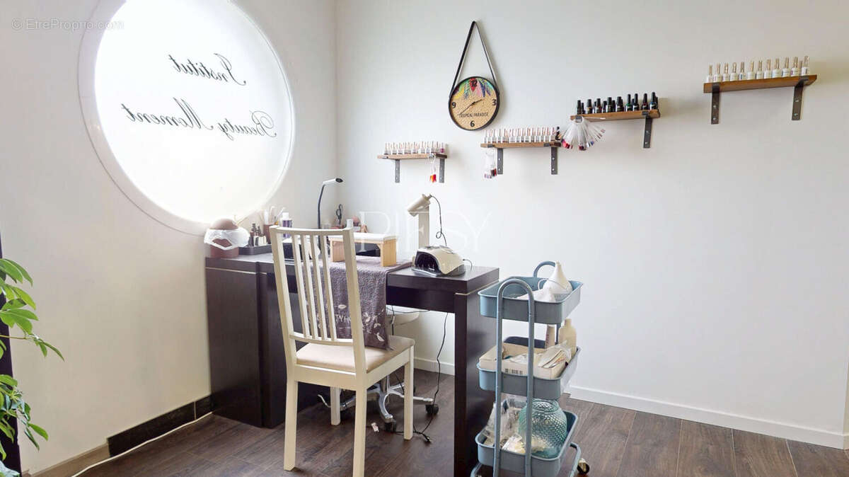 Commerce à ETREMBIERES