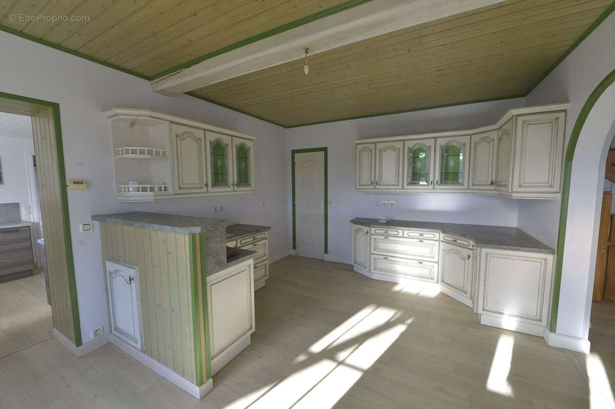 Maison 190 m² à Corme-Ecluse  - photo 3