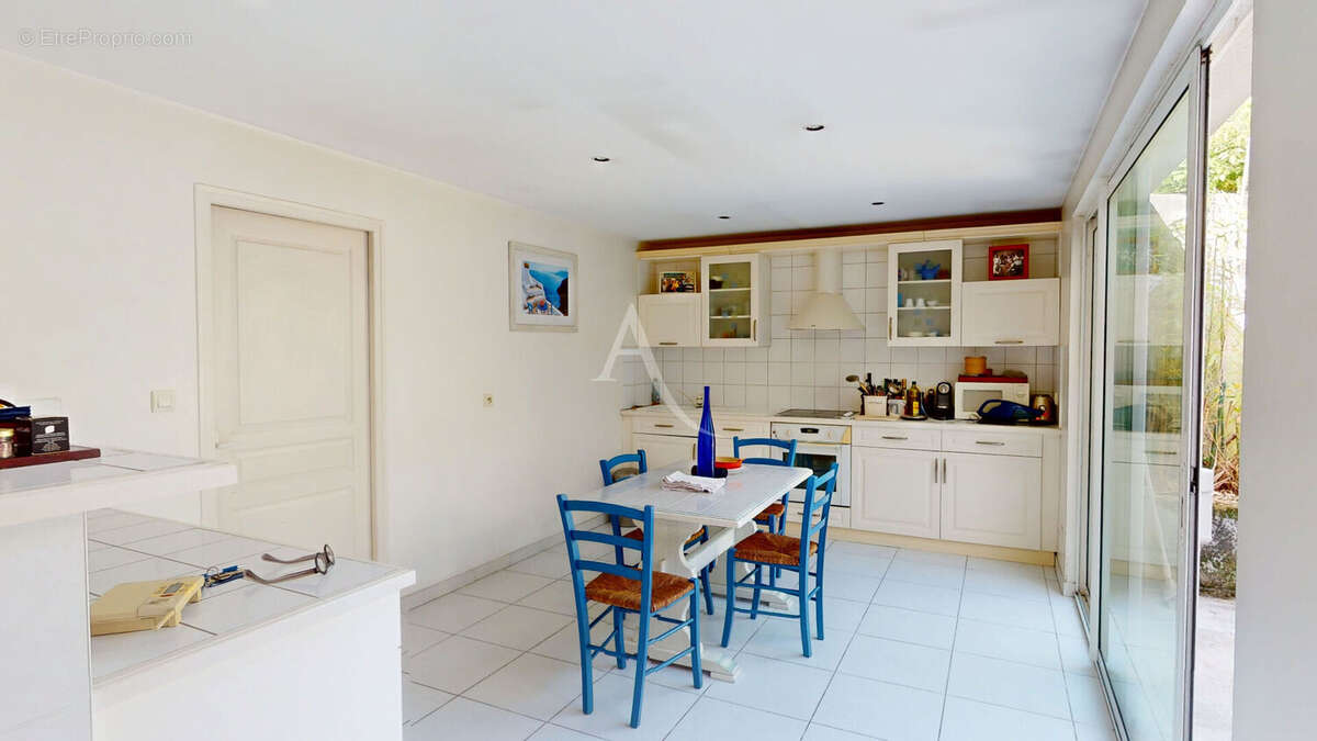 Maison de plain-pied à vendre. Grand séjour 100 m², 3 chambres, 2 garages - photo 3