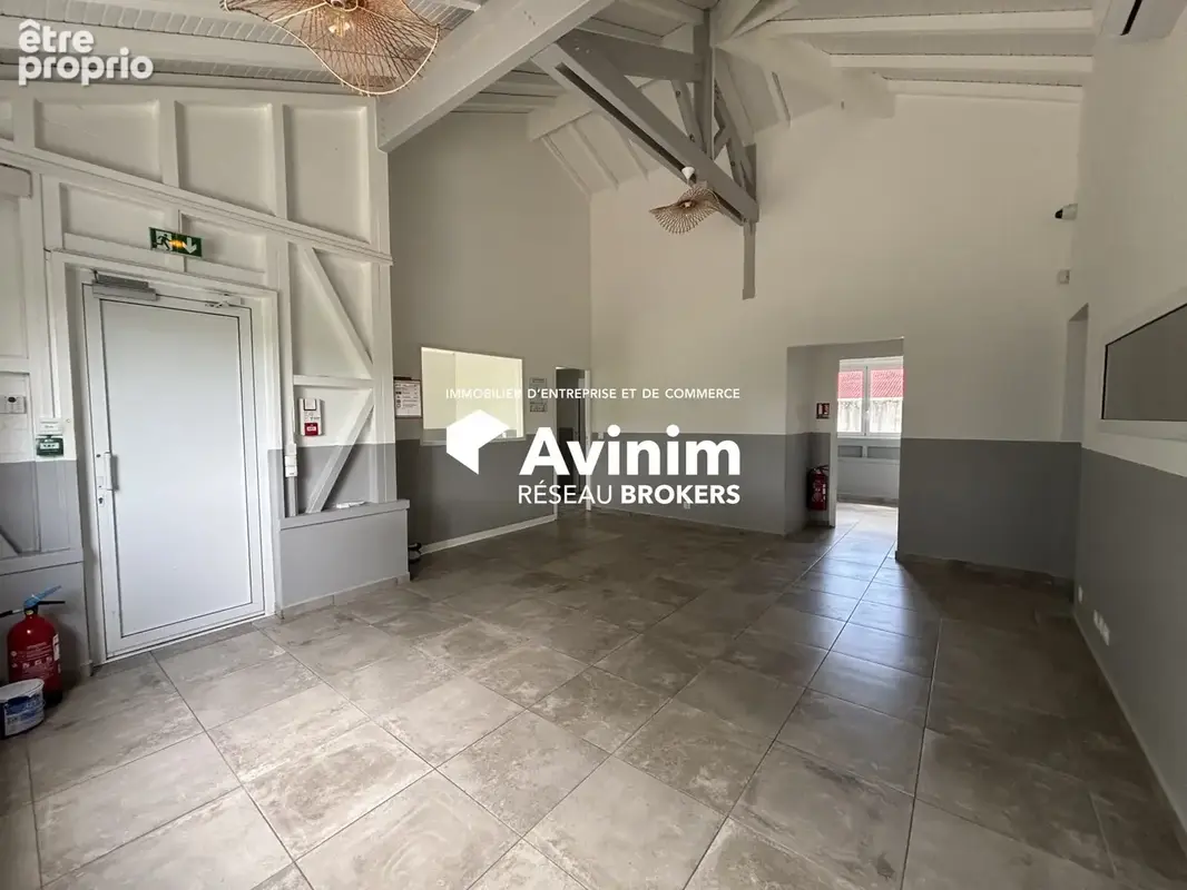 Commerce 132 m² à Baie-Mahault  - photo 2