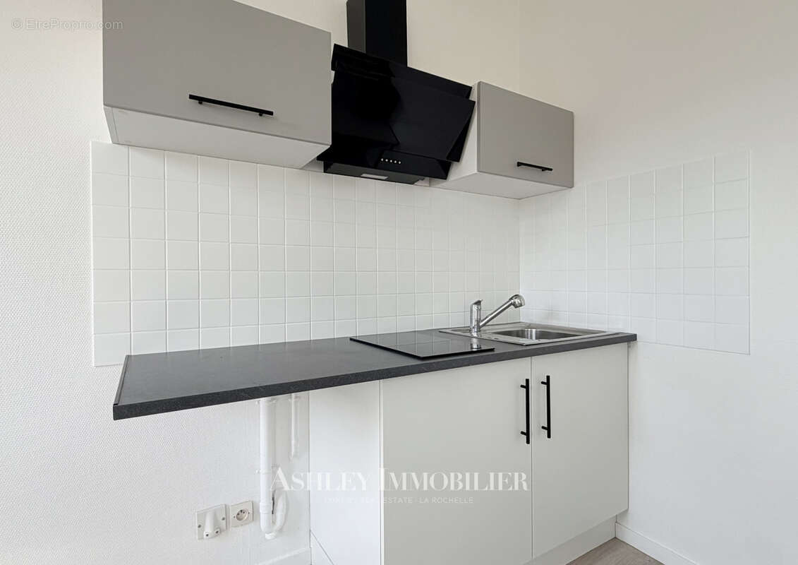 À vendre : immeuble de caractère situé à seulement 200 m du marché central de La Rochelle, comprenant 7 appart - photo 14
