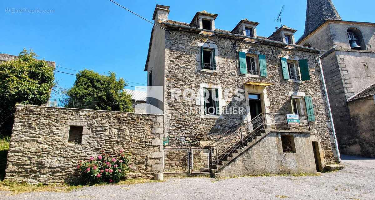 Maison à SALLES-CURAN