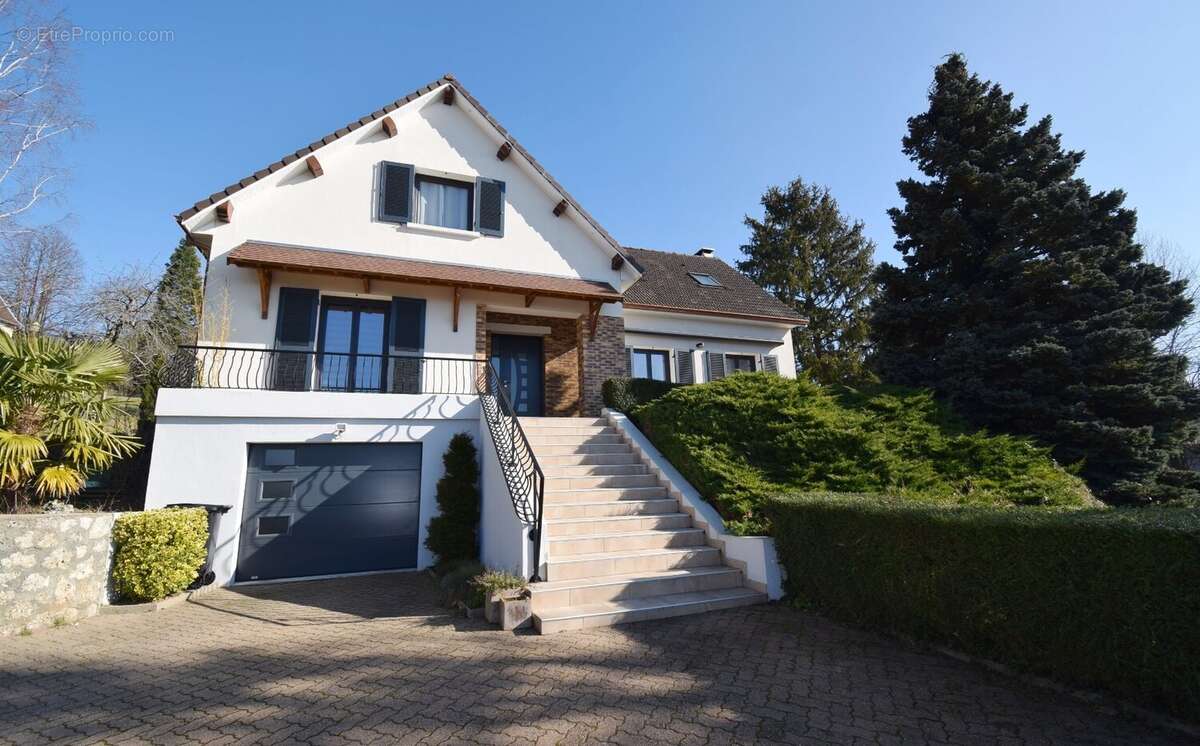 Maison à CREUZIER-LE-VIEUX