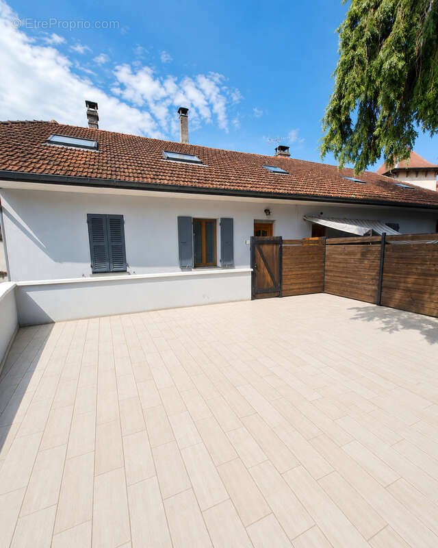 Duplex bon état , avec terrasse de 36 m2 . - photo 3