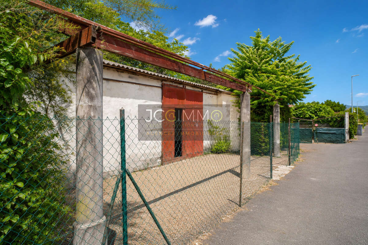 Hangar _ bureaux _ batiment de 185 m2 _ terrain de 538 m2 - photo 5