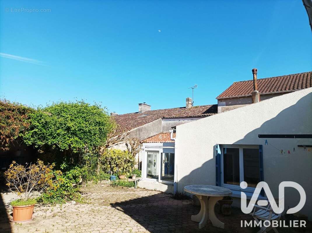 Maison 125 m² à Corme-Royal  - photo 2