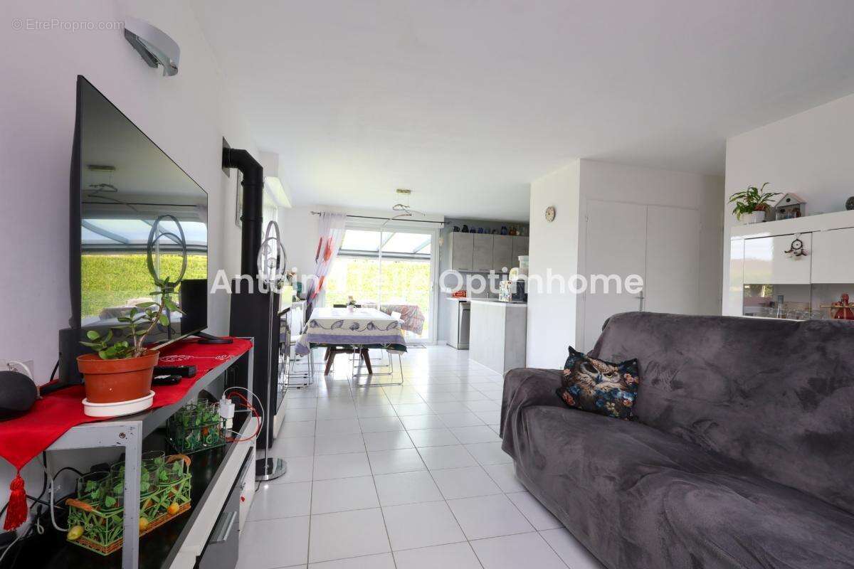 Salesches - Plain pied de 3 Chambres avec garage, terrasse et jardin clos - A découvrir rapidement ! - photo 5