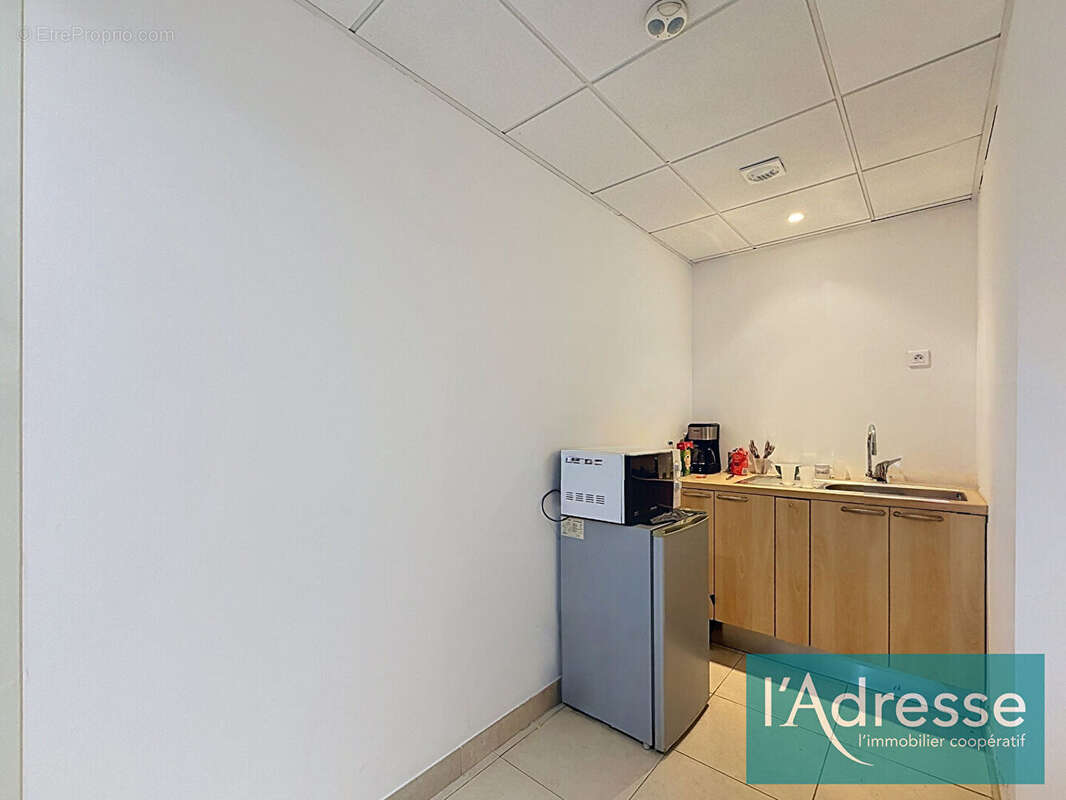 Entrepôt avec bureaux climatisés - 228 m² - Secteur Finosello - photo 5